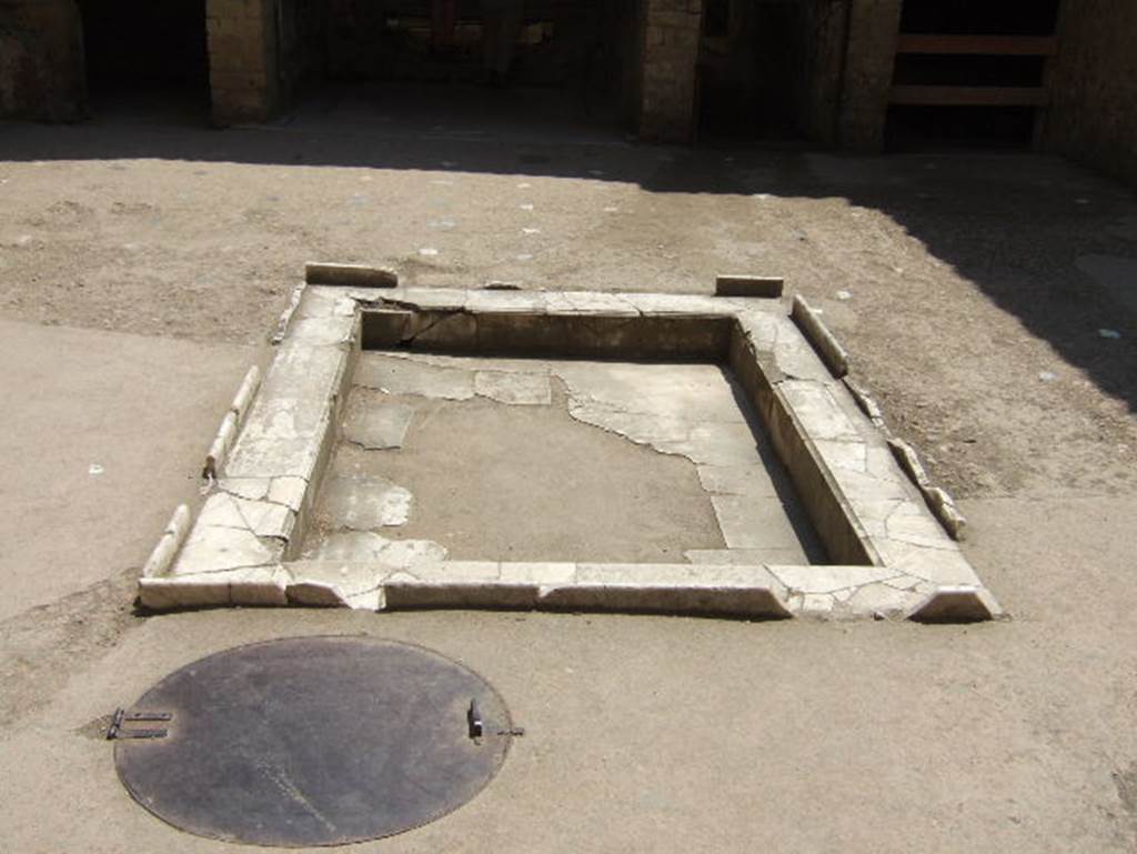 Ins.V.7 Herculaneum. May 2006. Impluvium in atrium.